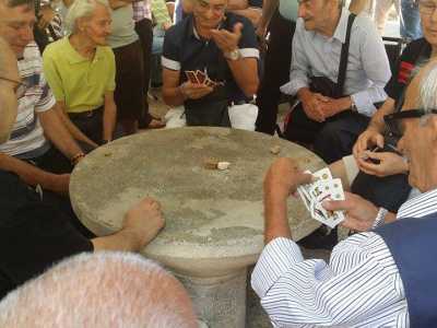 I pensionati di Bari tra briscola e tressette